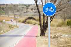 自行车车道白色自行车标志农村自然场景