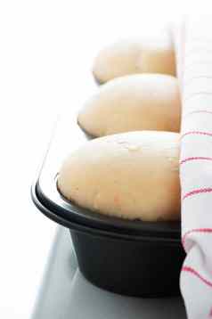 酵母面团松饼锅白色红色的毛巾白色