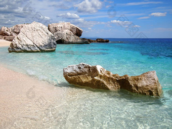 岩石海滩撒丁岛