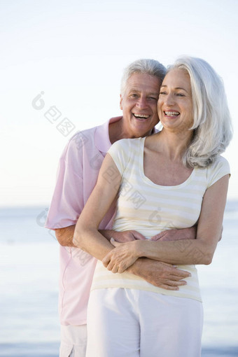 夫妇海滩拥抱微笑