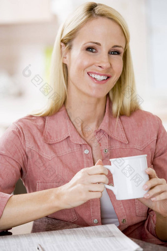 女人厨房报纸咖啡微笑