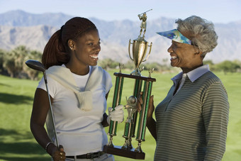 祖母（外）孙女持有高尔夫球奖杯