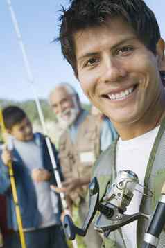 微笑男人。钓鱼旅行父亲儿子
