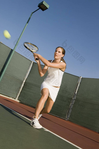 网球球员打反手