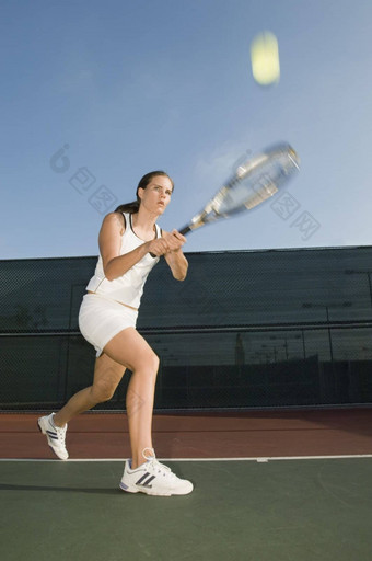 网球球员打反手