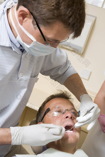 牙医助理考试房间男人。椅子