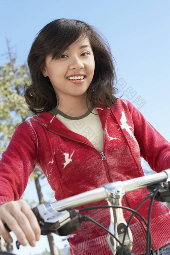 年轻的女人山<strong>自行车</strong>