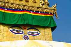 佛眼睛佛塔斯瓦扬布纳特寺庙蓝色的天空