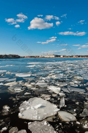 破碎的冰块浮动河