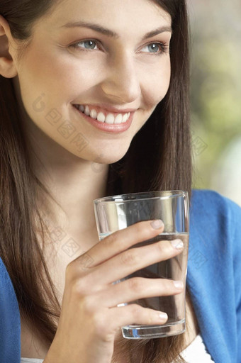 女人喝玻璃水