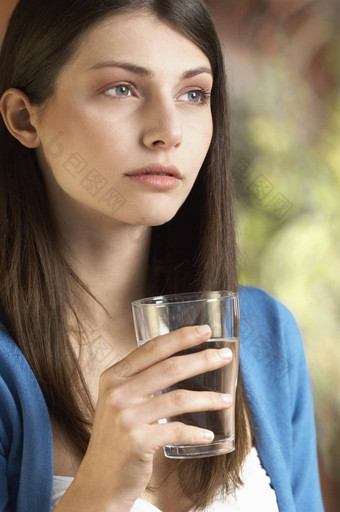 女人喝玻璃水