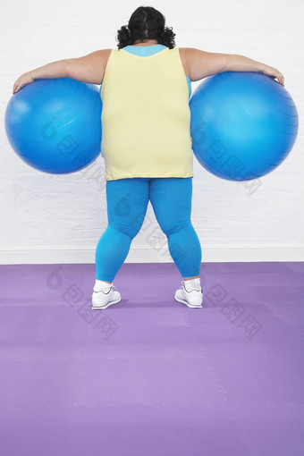 超重女人持有锻炼球