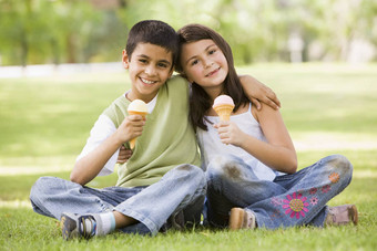 年轻的孩子们在户外公园冰奶油微笑