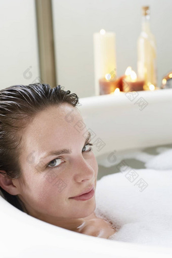 女人享受浴