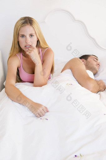 年轻的夫妇床上麻烦睡觉