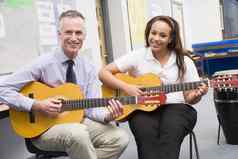 女学生接收吉他教训老师教室