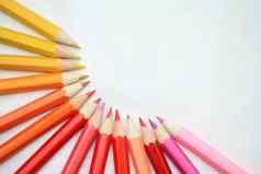 黄色的红色的粉红色的颜色铅笔