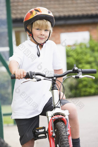 年轻的男孩自行车学校