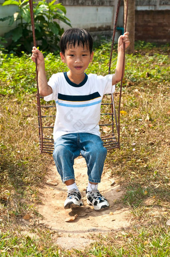 英俊的亚洲孩子泰国操场上