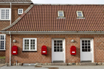 红色的邮箱石头围墙房子