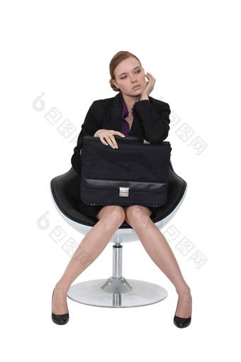 <strong>简朴</strong>的女商人坐着椅子公文包腿上