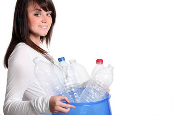 年轻的女孩回收塑料瓶