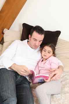父亲阅读女儿故事