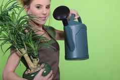 女人浇水植物