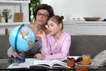 女人帮助（外）孙女完整的地理位置家庭作业