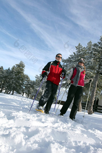 夫妇滑雪