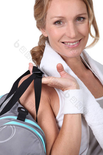 女人运动后健身房袋毛巾轮脖子