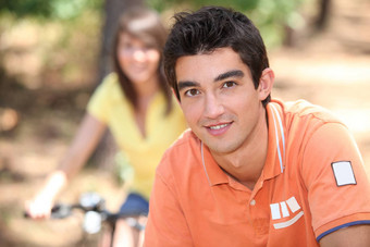 年轻的人骑自行车森林