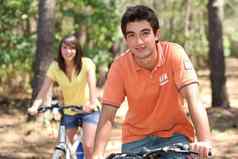 年轻的人骑自行车