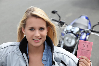 十几岁的女孩摩托车开车执照