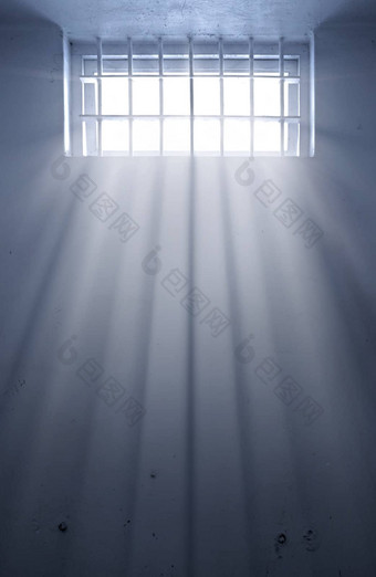 冷监狱细胞阳光窗口