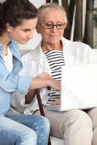 年轻的<strong>女人帮</strong>助上了年纪的夫人导航互联网