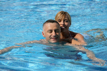 夫妇游泳酒店池