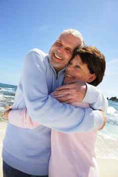 老夫妇拥抱海滩