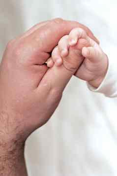 小处理婴儿大男人的手