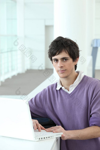 年轻的男人。电脑大学