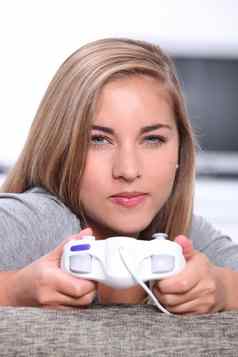 年轻的女人视频游戏控制器
