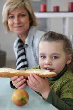 女孩吃面包烤面包