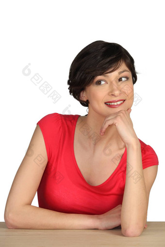 浅黑肤色的女人红色的衬衫