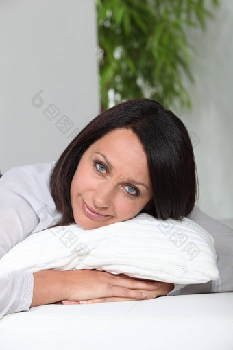 女人拥抱枕头