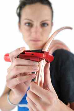 女水管工切割铜管特殊的工具