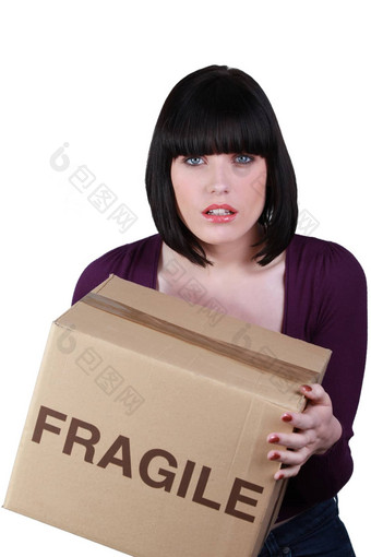 女人携带重盒子