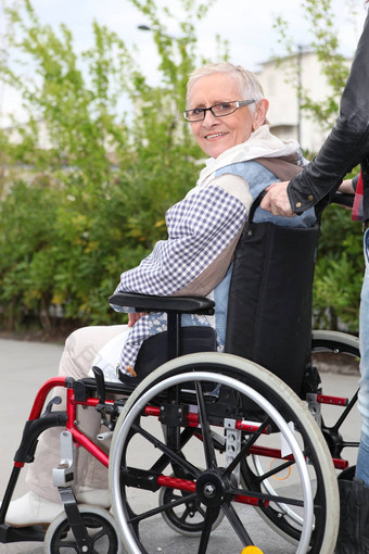 上了年纪的女人轮椅