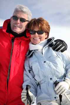 夫妇长老穿滑雪眼镜滑雪
