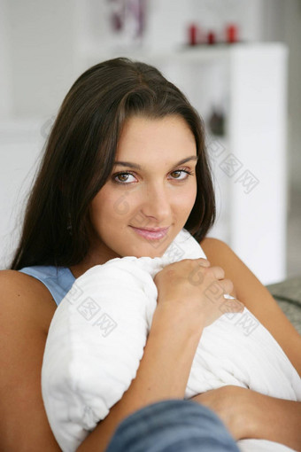 女人拥抱枕头