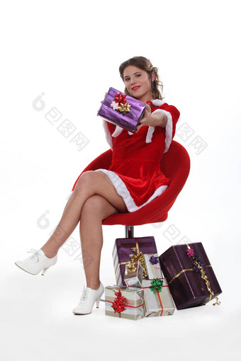 厚颜无耻的<strong>小姐</strong>圣诞老人坐着红色的椅子包围圣诞节礼物
